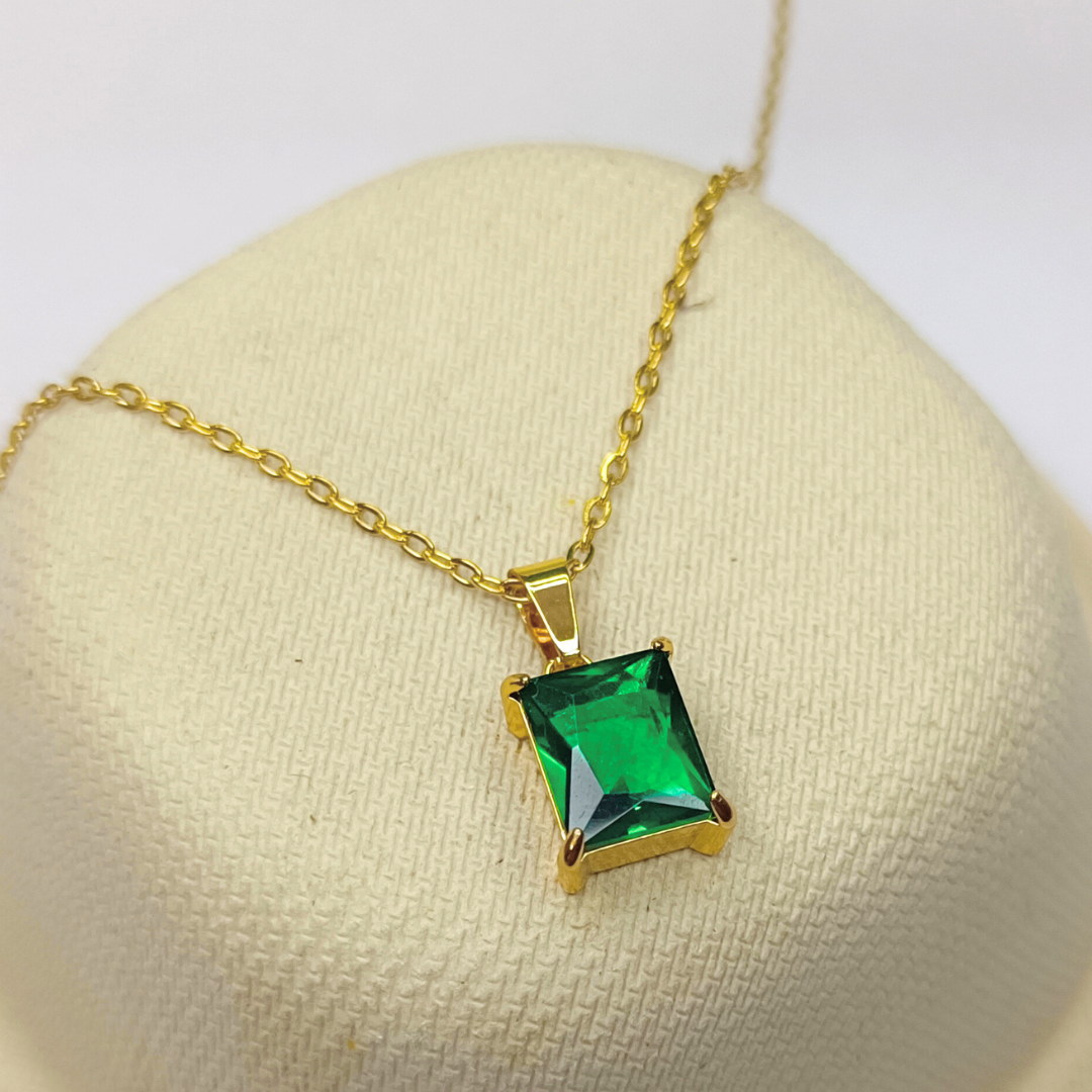 18k Gold-Plated Royal Pitarah Emerald Pendant Necklace (Free Size)