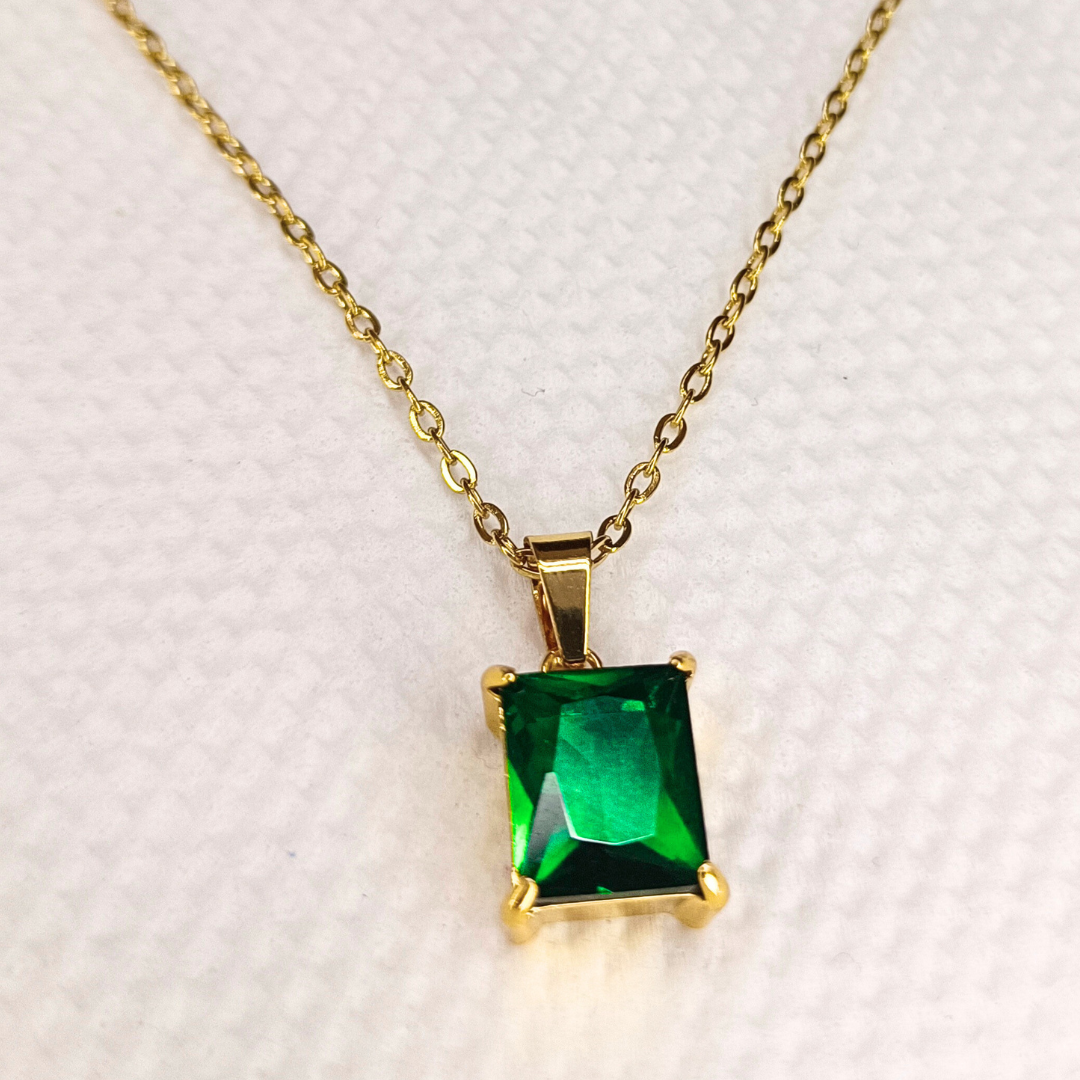 18k Gold-Plated Royal Pitarah Emerald Pendant Necklace (Free Size)